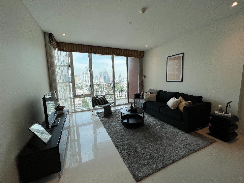 Fullerton ให้เช่าห้อง renovated ใหม่ 2 ห้องนอน 96 ตรม. มีอ่าง เพียง 75,000 บาทต่อเดือน