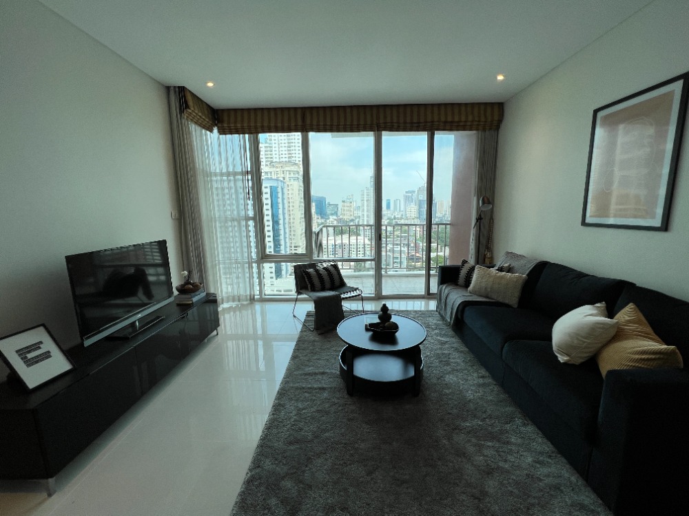 Fullerton ให้เช่าห้อง renovated ใหม่ 2 ห้องนอน 96 ตรม. มีอ่าง เพียง 75,000 บาทต่อเดือน