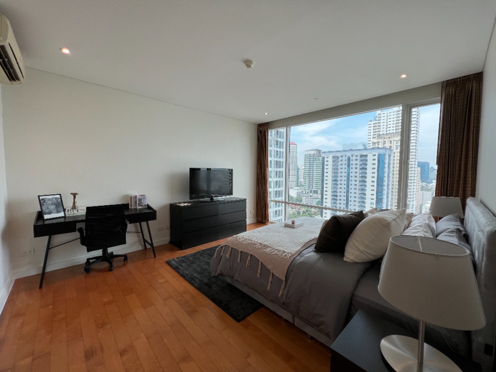 Fullerton ให้เช่าห้อง renovated ใหม่ 2 ห้องนอน 96 ตรม. มีอ่าง เพียง 75,000 บาทต่อเดือน