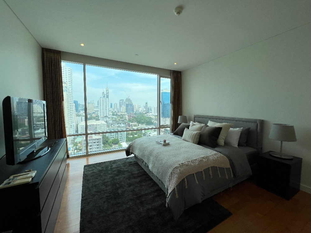 Fullerton ให้เช่าห้อง renovated ใหม่ 2 ห้องนอน 96 ตรม. มีอ่าง เพียง 75,000 บาทต่อเดือน