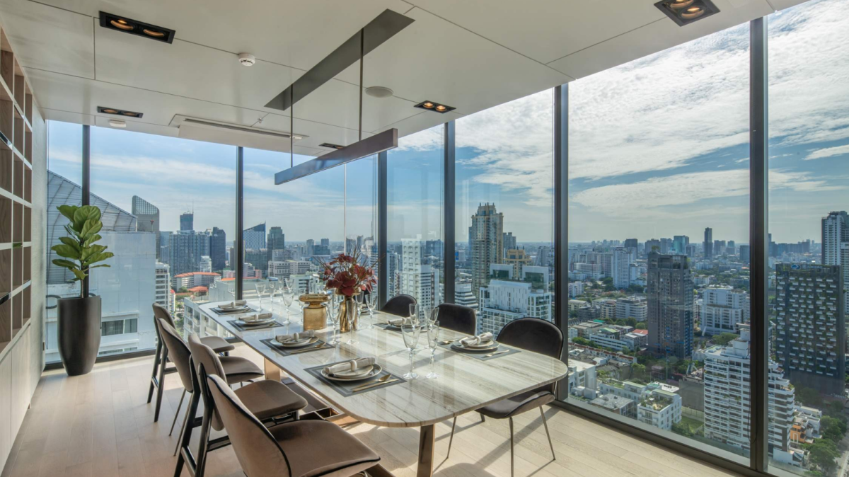 Celes Asoke Luxury Condominium ใจกลางอโศก ย่านธุรกิจ ศูนย์กลางการเดินทาง 1 ห้องนอนราคาพิเศษ Fully Furnished มูลค่ากว่า 2 ลบ* พร้อมฟรีทุกค่าใช้จ่ายวันโอน ด้วยราคา 9.5 ลบ. สนใจติดต่อ 092-6905445