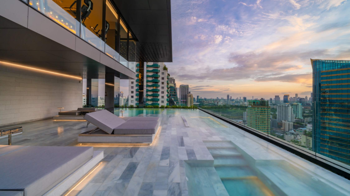 Celes Asoke Luxury Condominium ใจกลางอโศก ย่านธุรกิจ ศูนย์กลางการเดินทาง 1 ห้องนอนราคาพิเศษ Fully Furnished มูลค่ากว่า 2 ลบ* พร้อมฟรีทุกค่าใช้จ่ายวันโอน ด้วยราคา 9.5 ลบ. สนใจติดต่อ 092-6905445